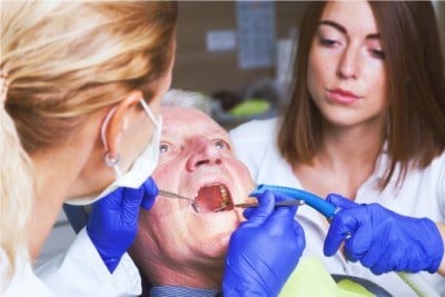 dentiers prothèses dentaires homme âgé